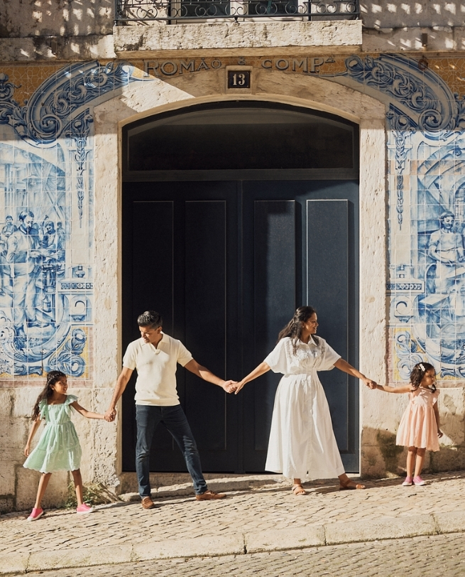 Família portuguesa em frente aos azulejos históricos