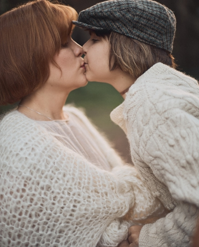 Momento íntimo entre mãe e filha