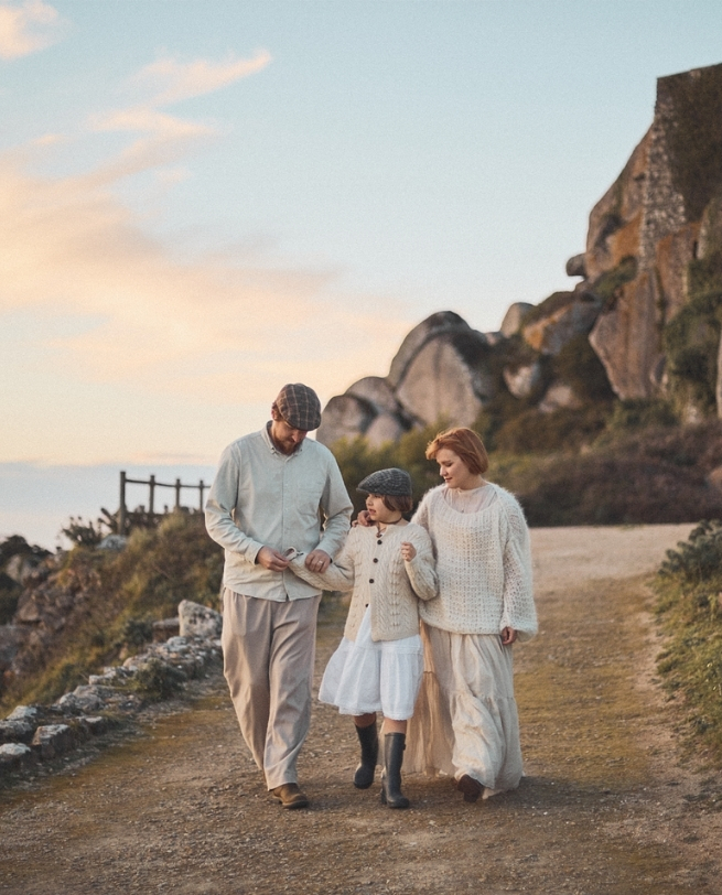 Família caminhando na costa rochosa portuguesa