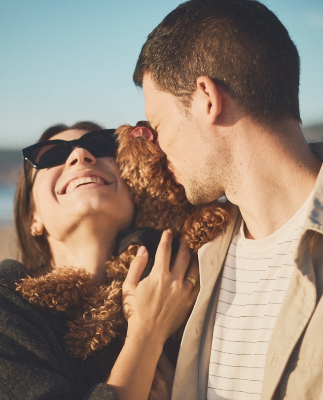 Momento alegre de casal ao pôr do sol