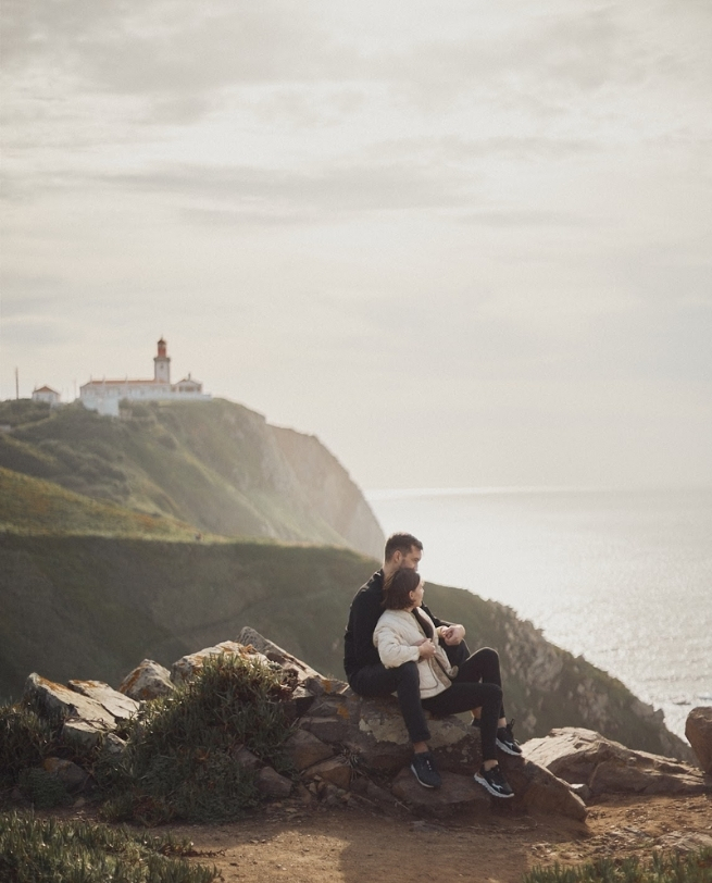 Casal contemplando o mar do cabo da Roca