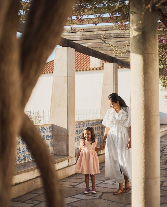 Mãe e filha em arquitetura tradicional portuguesa
