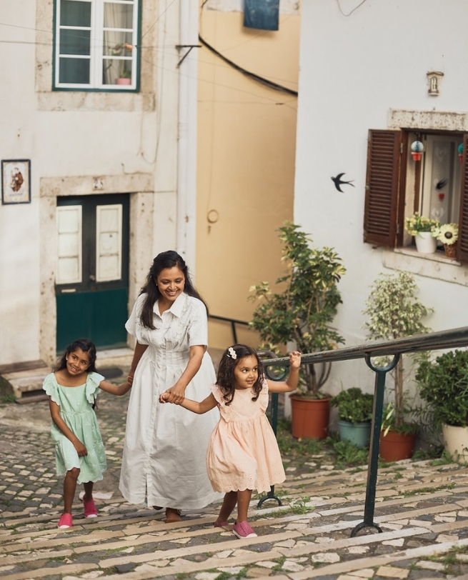 Família nas ruas históricas de Lisboa