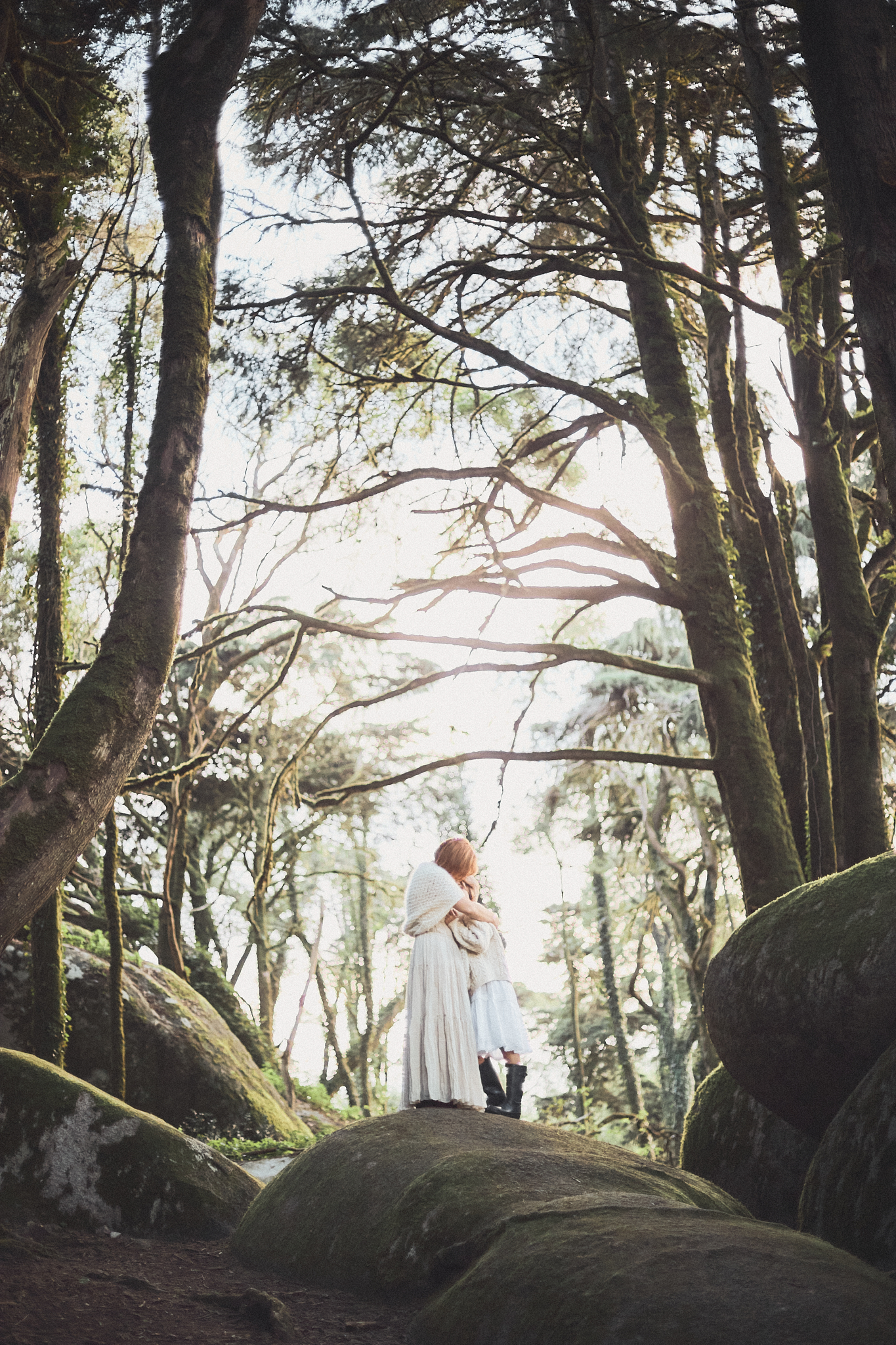 Mãe e filha em momento íntimo na floresta